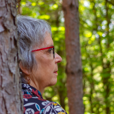 Suzanne Lainesse - prestation parmi les arbres et les oiseaux